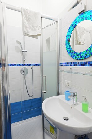 Douche, séchoir à cheveux, bidet, serviettes fournies