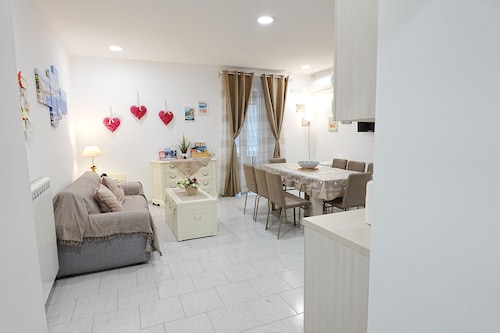 Apartment in the heart of the Spanish Quarter, next to Via Toledo.