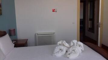 1 bedroom, desk, WiFi