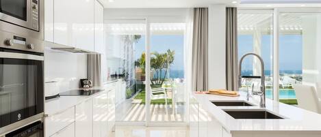 JÀÀkaappi, mikroaaltouuni, uuni, astianpesukone