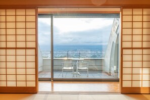 Chambre traditionnelle, non-fumeur (Japanese Style, Open Air Bath, 4 ppl.) | Vue de la chambre