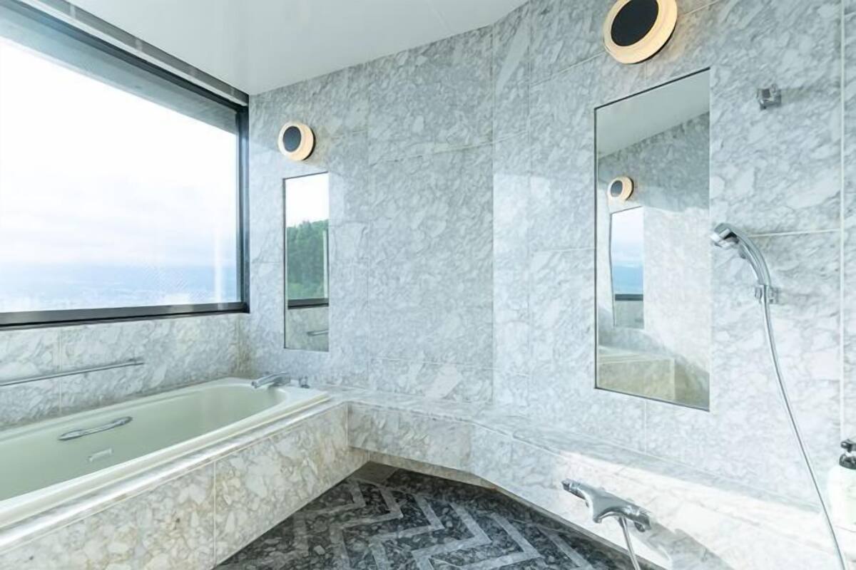 Bathroom | Separate tub and shower, free toiletries, hair dryer, slippers