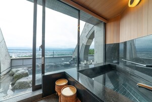 传统客房, 无烟房 (Japanese Style, Open Air Bath, 4 ppl.) | 浴室 | 独立的浴缸和淋浴、免费洗浴用品、吹风机、拖鞋