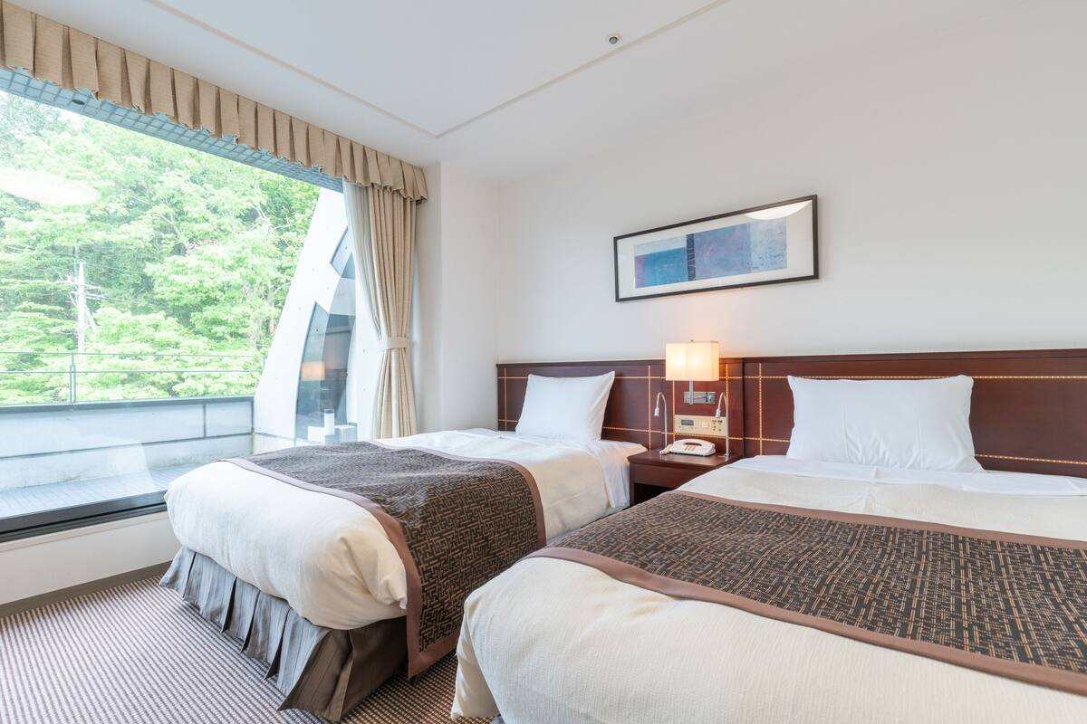 Desk, WiFi (free), bed sheets