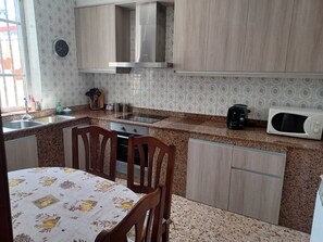 Jääkaappi, mikroaaltouuni, uuni, liesi