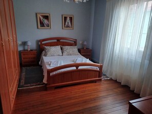 5 bedrooms, iron/ironing board, bed sheets - HOUSING IN BOIRO (Boiro)