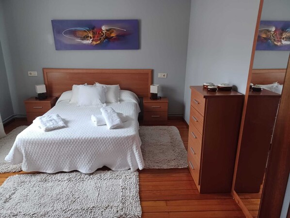 5 habitaciones, tabla de planchar con plancha y ropa de cama 