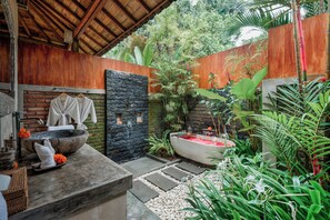 独立的浴缸和淋浴、深泡浴缸、大花洒淋浴喷头、免费洗浴用品