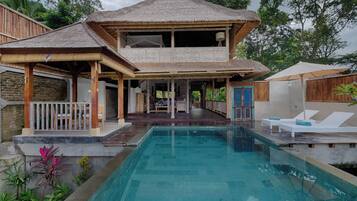 Kolam renang outdoor, dengan payung kolam renang dan kursi berjemur