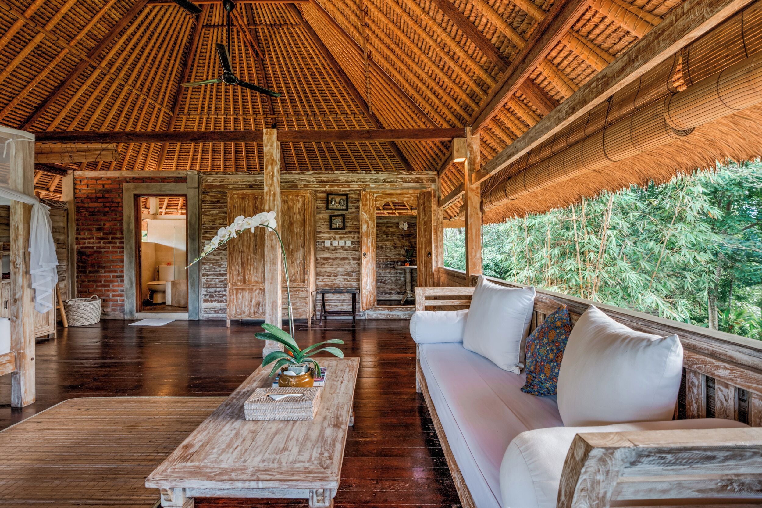 Villa til brudepar - 1 soveværelse - udsigt til pool | Opholdsområde | 32-tommers fladskærms-tv med kabelkanaler, tv