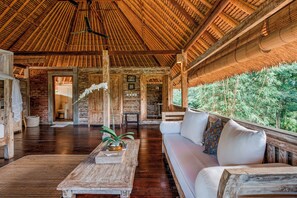 Honeymoon-Villa, 1 Schlafzimmer, Poolblick | Wohnbereich | 32-Zoll-Flachbildfernseher mit Kabelempfang, Fernseher