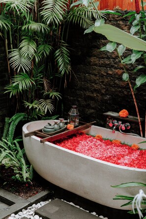 Separate bathtub and shower, deep-soaking bathtub, rainfall showerhead