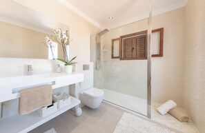 Articles de toilette gratuits, sèche-cheveux, serviettes fournies