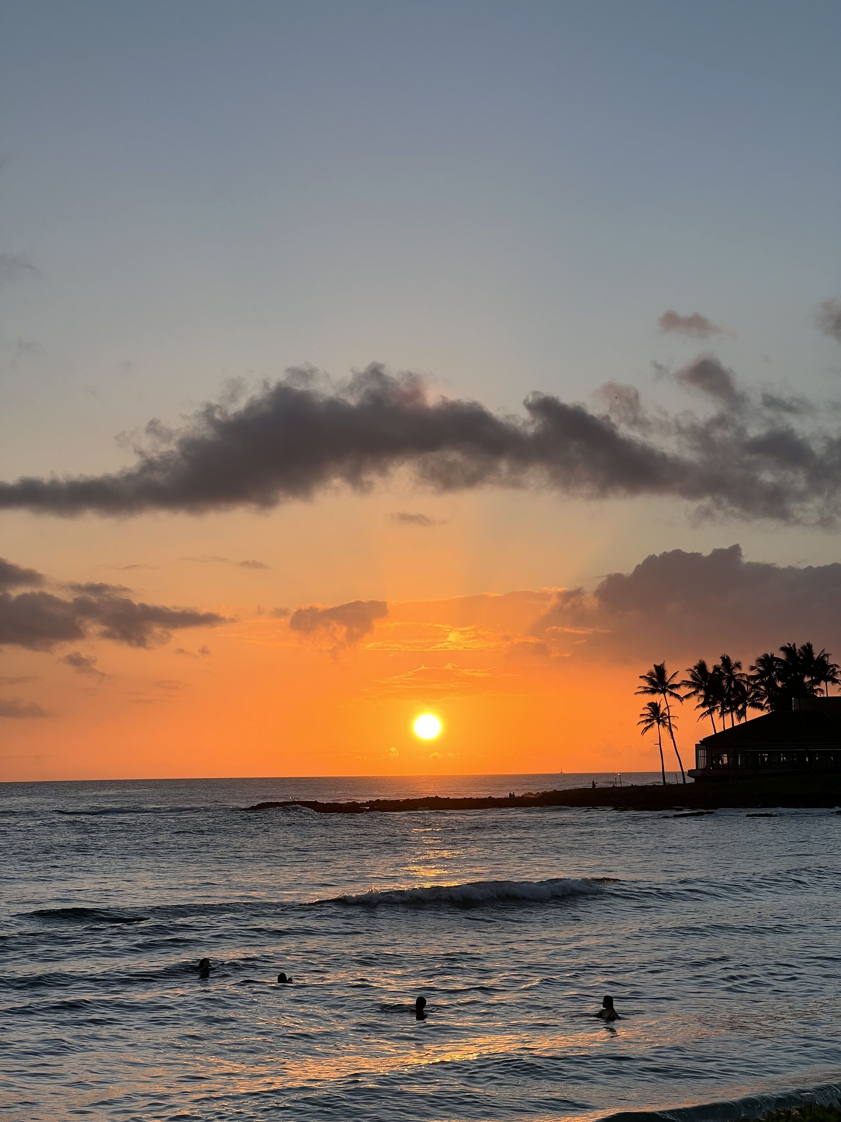 Beach nearby, sun loungers, beach towels