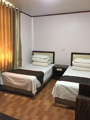 Standard Twin Room, Non Smoking - Huayang Guesthouse (Xianyang)