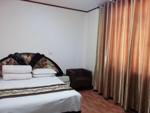 Blackout drapes, free WiFi, bed sheets - Huayang Guesthouse (Xianyang)