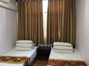 Blackout curtains, free WiFi, bed sheets - Huayang Guesthouse (Xianyang)