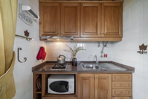 Geladeira, micro-ondas, cooktop, cafeteira/chaleira