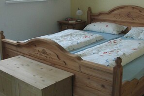 2 bedrooms, travel cot, WiFi, bed sheets