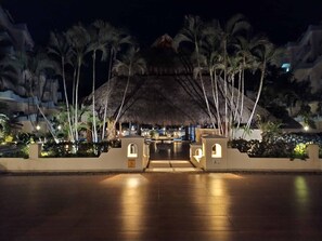 Property grounds - Beachfront Penthouse in the heart of Manzanillo (Playa Azul Salagua)