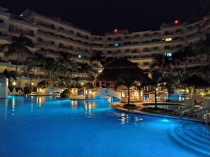 Outdoor pool, a heated pool - Beachfront Penthouse in the heart of Manzanillo (Playa Azul Salagua)