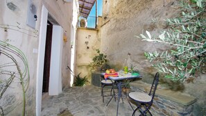 Outdoor dining - Feature House in the Historic Centre of Belmonte Calabro, Nature and Culture (Belmonte Calabro)