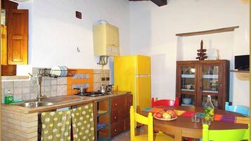 Réfrigérateur, plaque de cuisson, cafetiÚre/bouilloire, chaise haute