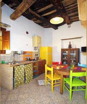 Kühlschrank, Herdplatte, Wasserkocher mit Kaffee-/Teezubehör, Hochstuhl