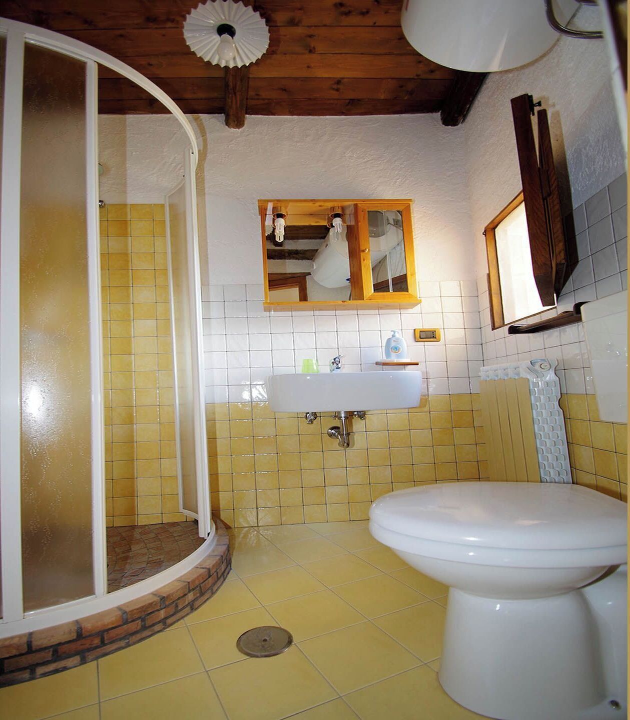 Sèche-cheveux, serviettes fournies