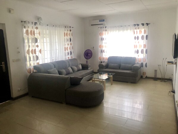 TV - Spacious Villa with Garden (Cocody Riviera Golf M’Pouto)