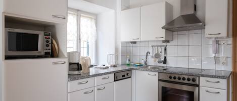 Frigorifero, forno, piano cottura, lavastoviglie