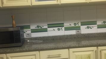 Lemari es besar, microwave, oven, dan kompor