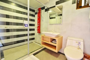 Regadera, amenidades de baño gratuitas, secadora de cabello, pantuflas