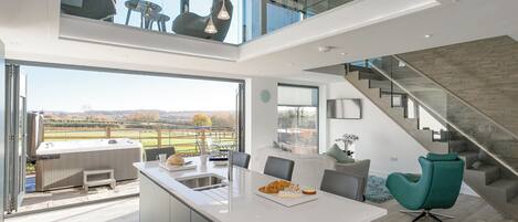 المنشأة من الداخل