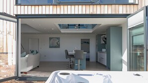 Een modern huis met een jacuzzi, een eethoek en een keuken.