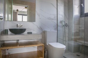 Amenidades de baño gratuitas, secadora de cabello, toallas, jabón 