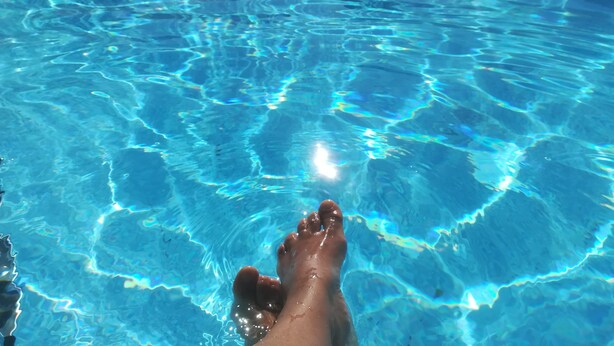 On voit clairement une piscine, et l’on distingue des ondulations à la surface de l’eau.