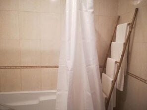 Duschwanne, Haartrockner, Bidet, Handtücher