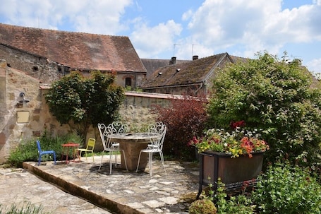 Property grounds. Clos Monade in the heart of Bourbonnais