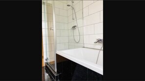 Een bad, een haardroger, handdoeken, zeep