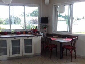 Dining - Villa with terrace, wooded garden in Carcassonne with 3 bedrooms for 6 people (Carcassonne)