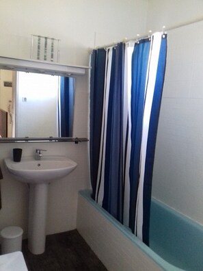 Hair dryer, towels, soap, shampoo - Villa with terrace, wooded garden in Carcassonne with 3 bedrooms for 6 people (Carcassonne)
