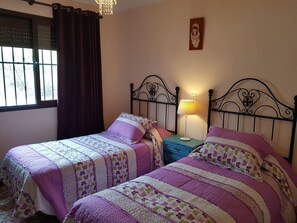 4 bedrooms, iron/ironing board, internet, bed sheets - Rural Accommodation Casa de la Cruz. (Iznajar)