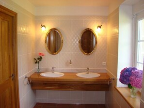 Badewanne, Handtücher, Toilettenpapier