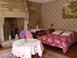 9 bedrooms, iron/ironing board, WiFi, bed sheets