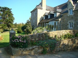 Exterior - The Grand Manoir and the Closerie du Manoir 17 people (Audierne)