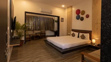 Grand Room | 1 bedroom, individually furnished, blackout curtains, soundproofing