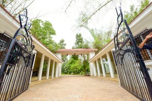 Property entrance - Vraksh by Aranyak (Kurai)