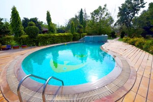 Una piscina al aire libre