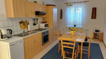 Jääkaappi, mikroaaltouuni, liesi, astianpesukone